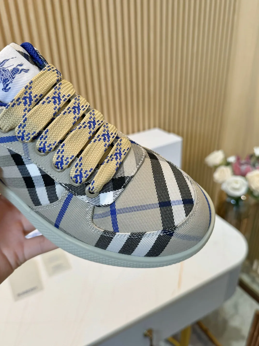 Men's men's shoes 💰560 Burberry's 2024 hot model is released. After three years, the classic plaid returns. It is versatile and decorated with worsted Burberry plaid pattern. Featuring a mesh lining and checkered laces, the rubber sole features the archive Burberry monogram. From Burberry's iconic collection, these wardrobe staples are interpreted with the brand's signature style.   ✅Fabric: classic cotton ✅Lining: original board lining, silk cowhide lining ✅Outsole: TPU ✅Color: blue and white ✅Number: Men's 39-45 (45 customized)